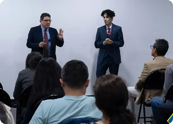 Alumnos en clase de remates judiciales