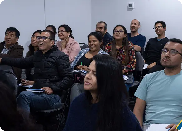 Alumnos prestando atención a las clases