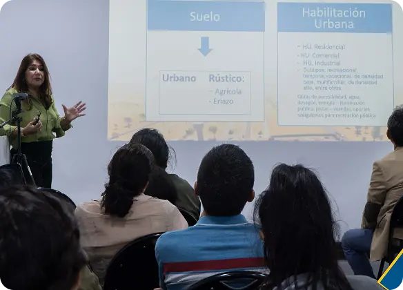 Alumnos en clases pensamiento inversionista